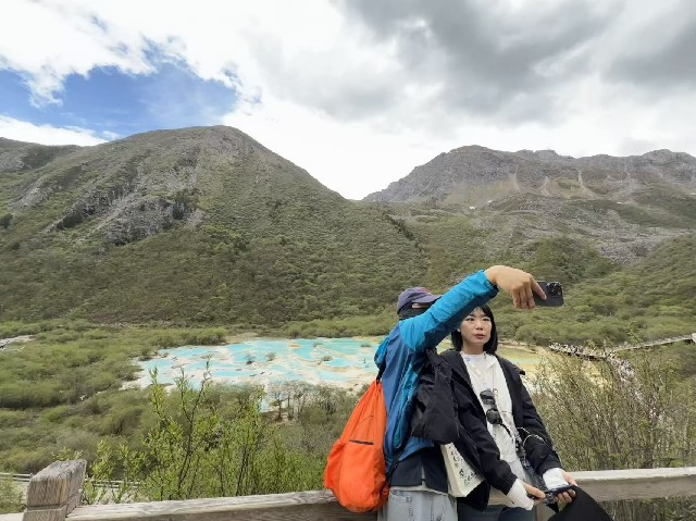 57791509.jpg 6.18-游客在五彩池前打卡拍照。人民网记者 欧阳易佳摄.jpg